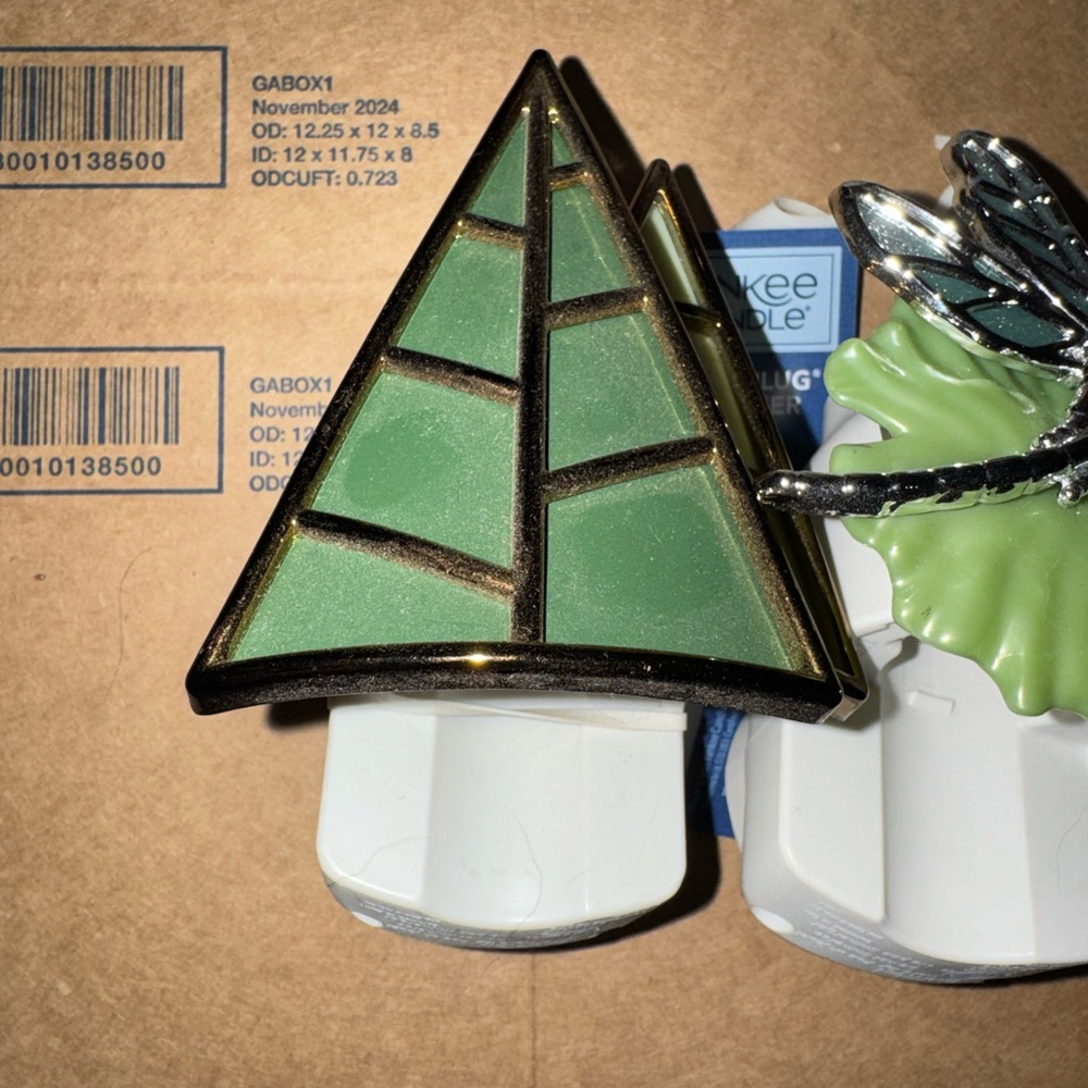 Yankee Candle Green and Silver Night Light Set scent diffuser - Picture 3 of 5